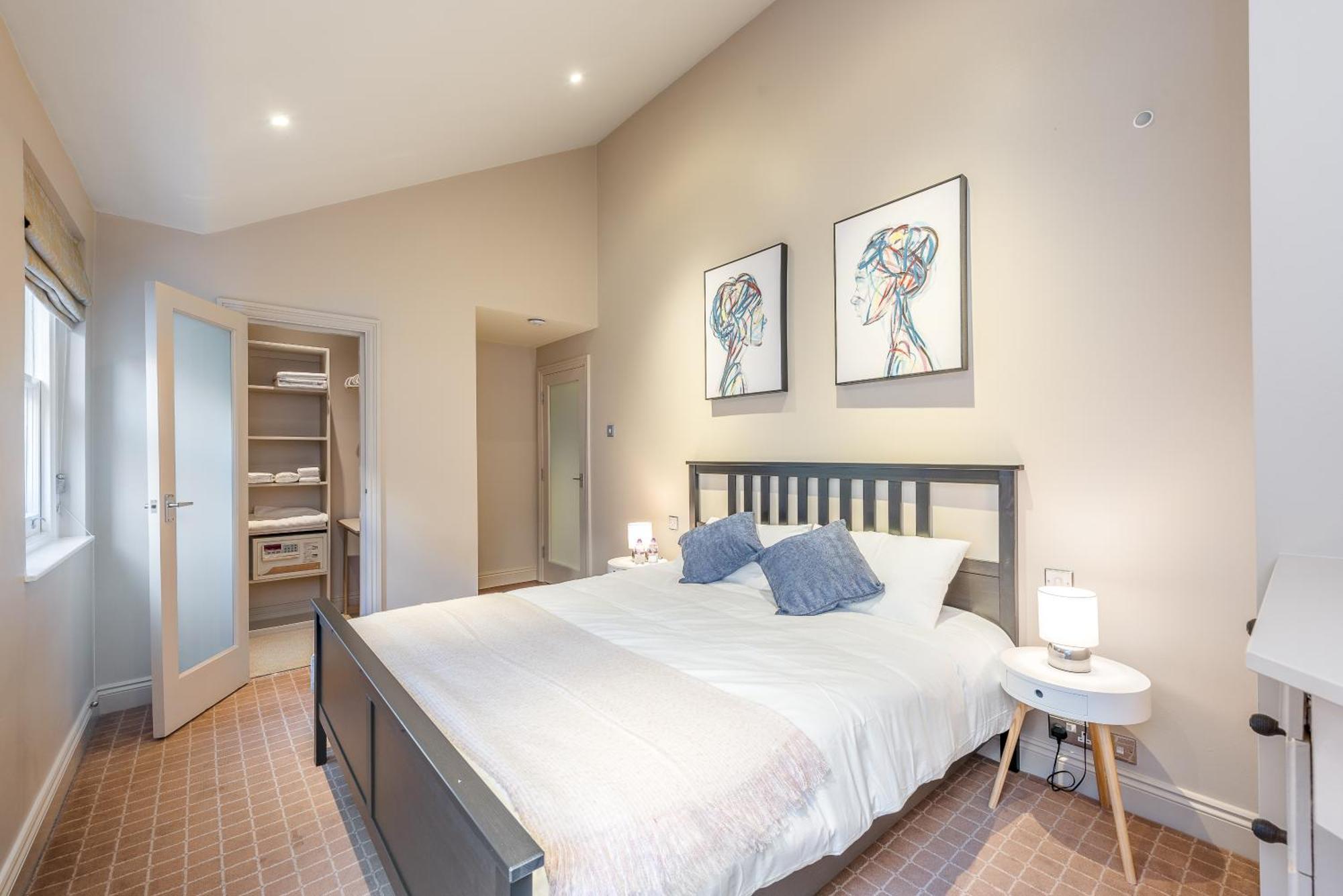 Casa Italia Near Hyde Park & Queens Gate, In South Kensington With Ac Air Conditioning & Washing Machine Dryer Holiday home *