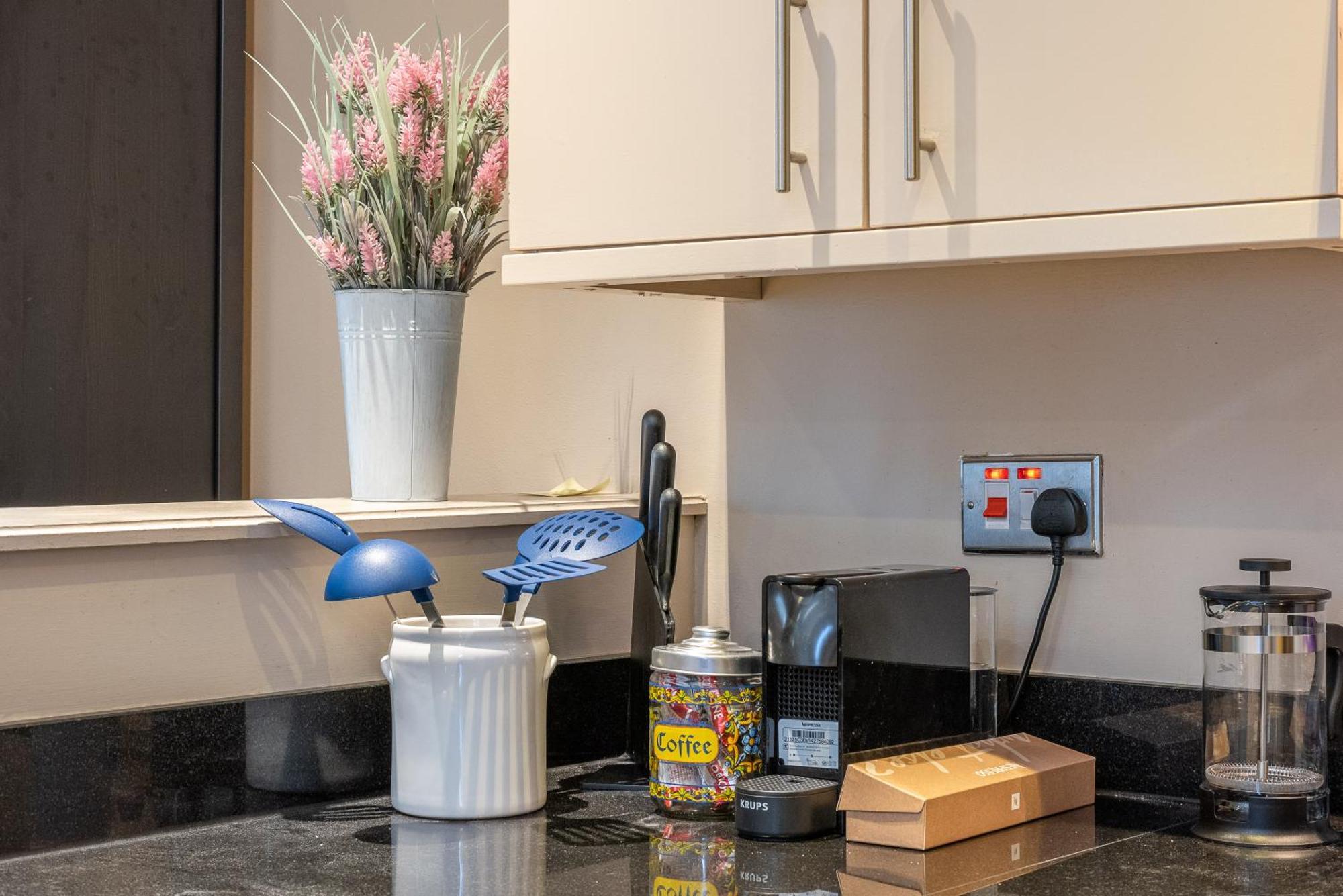 Casa Italia Near Hyde Park & Queens Gate, In South Kensington With Ac Air Conditioning & Washing Machine Dryer London
